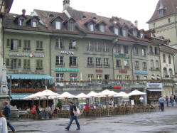 Waisenhausplatz, Huserzeile frontal