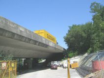 Mnchenstein: Brcke der Autobahn H18
                        ("Hochleistungsstrasse"), Baustelle am
                        Brckenanfang mit Lastwagen ohne Schallschutz