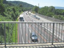 Mnchenstein: Sicht auf die Autobahn H18
                ("Hochleistungsstrasse") von der Brcke beim
                Rtihardhof 03