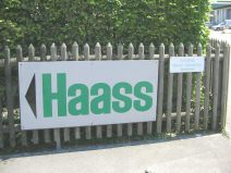 Muttenz: Hardstrasse, Wegweiser zur Firma
                        Haass auf demselben Areal