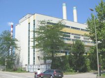 Schweizerhalle, Rothausstrasse: Das Haus der
                Giftfabrik Ciba glnzt auf der Rckseite mit zwei
                weissen Kaminen