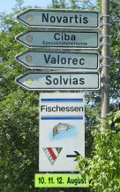 Schweizerhalle: Rheinfelderstrasse,
                        Wegweiser zu den Produktionsgebuden der
                        Giftfirmen Ciba und Novartis, Valorec und
                        Solvia