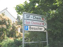 Schweizerhalle: Fabrikstrasse, Wegweiser zu
                        den Giftfirmen SF Chem und Sun Chemical