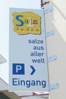 Schweizerhalle: Rheinstrasse 52, ein
                        Hausschild weist darauf hin, dass die Saline
                        auch einen "Salzladen" hat
