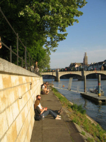 Basel, Unterer Rheinweg, Uferweg, Leute
                      nehmen ein Sonnenbad