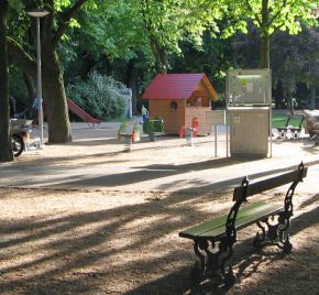 Schtzenmattpark, Spielplatz fr Kleinkinder
                      mit Schaukelpferden und einem Huschen