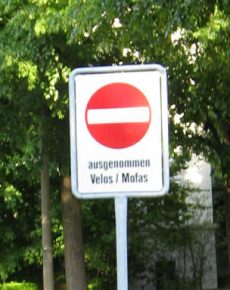 Basel, Birsigstrasse, Verkehrszeichen
                      "Einbahnstrasse mit Velogegenverkehr"