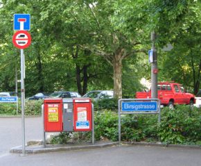Basel, Birsigstrasse, Strassenschild mit
                      Zeitungskasten