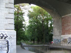 Basel,
                      Viaduktstrasse, Viaduktbogen mit dem Bach Birsig