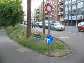 Das Wegschild "Nachtigallenwldeli"
                      mit dem Verkehrszeichen "Leinenzwang fr
                      Hunde"