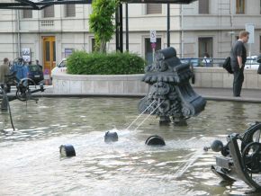 Basel, Tinguelybrunnen, Figur
                      "Theaterkopf", wohl ein Knig,
                      niederschauend