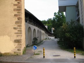 Basel, Sankt-Alban-Rheinweg, der Rest
                            der usseren Stadtmauer mit Arkaden und
                            Wehrgang auf der Mauerkrone