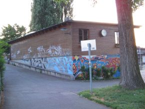 Basel, Birskpfli, Clubhaus, Fassade mit
                        scheusslichen Graffitis