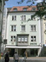 St. Gallen: Brenplatz, Erkerhaus mit dem
                        Laden GEOX