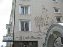 St. Gallen: Webergasse, bemaltes "Haus
                        zum Mandelbaum" mit Abbildung einer Nonne
                        mit einem Krug auf dem Kopf