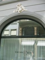 St. Gallen: Webergasse, Vadianbank mit
                        einem Firstkind auf dem Fensterfirst