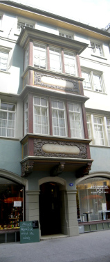 St. Gallen: Webergasse 19,
                                  Holzerker mit Hauseingang,
                                  Panoramafoto