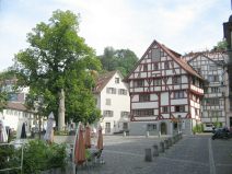 St. Gallen: Gallusplatz mit Linde und
                        Riegelhaus