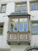 St. Gallen: Gallusstrasse 32, Haus
                        "zur Wahrheit" mit bemaltem
                        Steinerker, Nahaufnahme