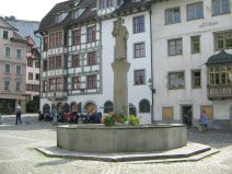 St. Gallen: Gallusplatz, Gallusbrunnen mit
                Riegelhusern
