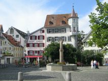 St. Gallen: Gallusplatz, Huserzeile mit
                        dem Restaurant Schwanen