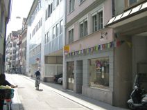 St. Gallen: Schmiedgasse, Bausnde mit
                        Fassade ohne Stil und mit Tibetladen