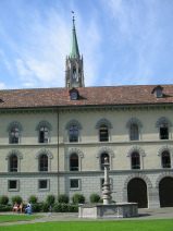 St. Gallen: Klosterhof mit der
                        Kirchturmspitze der St. Laurenzenkirche
                        dahinter