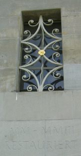 St. Gallen: Fassade der Klosterkirche,
                        kleines Fenster mit Schmuckgitter