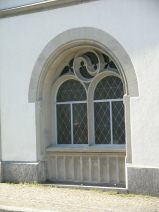 St. Gallen: Zeughausgasse, Fassade der St.
                        Laurenzenkirche, Kirchenfenster mit Yin und
                        Yang