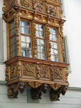 St. Gallen: Spisergasse, grosser, brauner
                        Holzerker, ein mehrstckiger, geschnitzter
                        Prachtserker, Nahaufnahme des unteren Teils