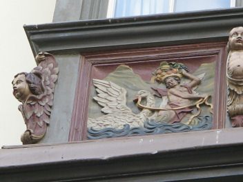 St. Gallen: Kugelgasse 10,
                                  Holzerker oberer Teil, Relief 05
                                  seitlich rechts, Herr mit Schwan an
                                  einer Goldleine