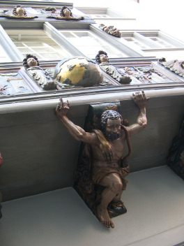 St. Gallen: Kugelgasse 8, Holzerker, Trgerfigur
                Herkules mit Weltkugel