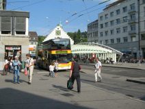 St. Gallen: Haltestelle Marktplatz Bohl,
                        Postauto Doppelstock