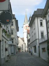 St. Gallen: Sicht in die Kirchgasse mit der
                        Kirche Sankt Gallen
