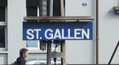 St. Gallen: Rosenbergstrasse, Sicht auf die
                SBB-Tafel "St. Gallen"