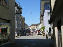 Winterthur: Holdergasse mit Sicht ber die
                        Obergasse hinweg in die Steinberggasse mit
                        Flohmarkt