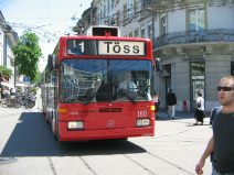 Winterthur: Bahnhofplatz /
                        Stadthausstrasse, Einfahrt eines Trolleybus Nr.
                        1 nach Tss