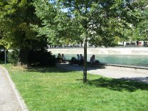 Zurich, Platzspitz-Park (Pointed Square
                        Park), wall at Limmat bank