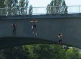 Zurich, Kloster-Fahr-Weg (Fahr Monastery Way),
                bridge jumpers from the bridge Kornhausbrcke (Corn
                House Bridge)
