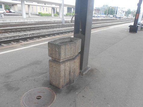 Brunnen auf
                          dem Perron im Bahnhof Langenthal
                          (trockengelegt)