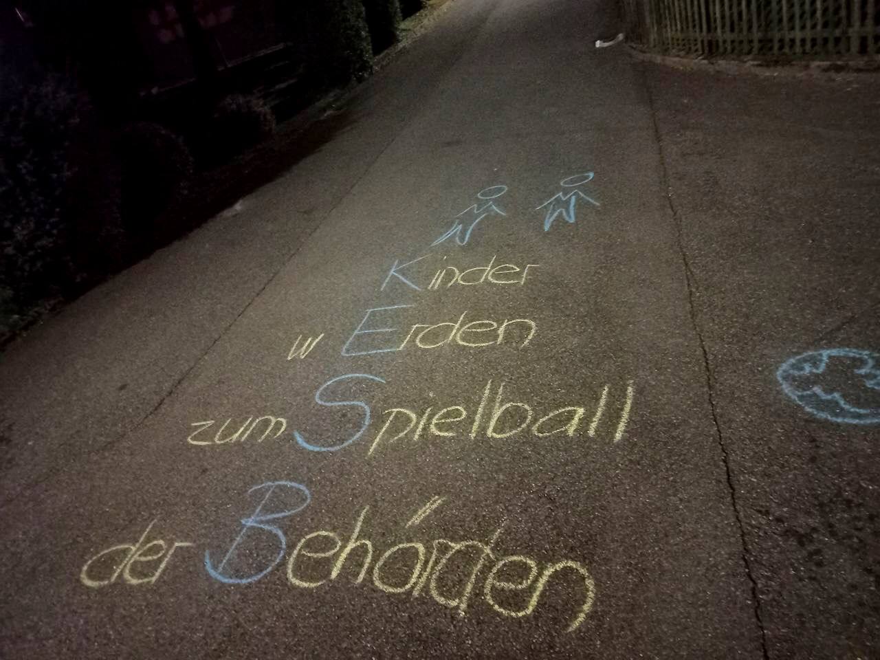 Sissach 14.9.2023: Kreide-Graffito: "Kinder
                wErden zum Spielball der Behrden - KESB"