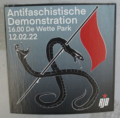 Kriminell-jüdische Antifa
                                  erfindet Nazis: erfindet z.B. ein
                                  Hakenkreuz aus 2 Schlangen