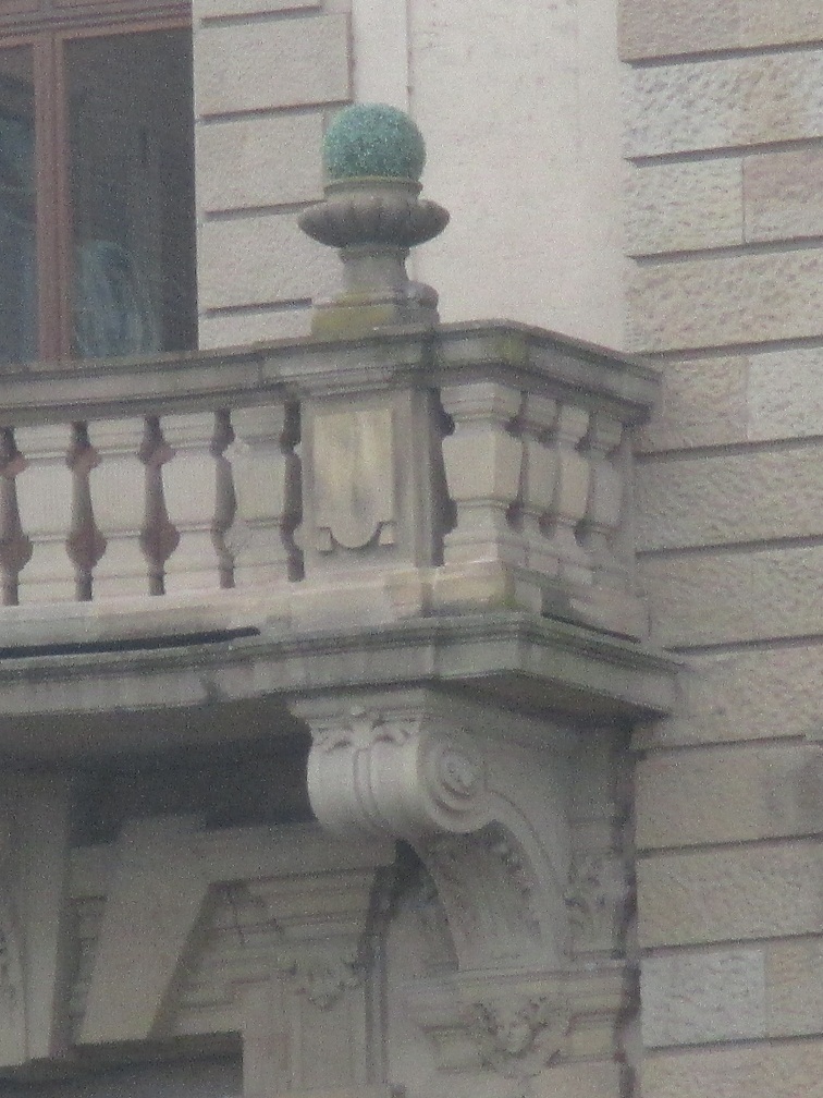 Basel Schifflnde, der Anbau
                                    des Hotels 3 Knige, Kelch mit
                                    Knospe auf dem Balkon, Zoom
