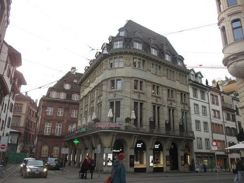 Basel Marktplatz, Haus
                        mit Sonnenhieroglyphen