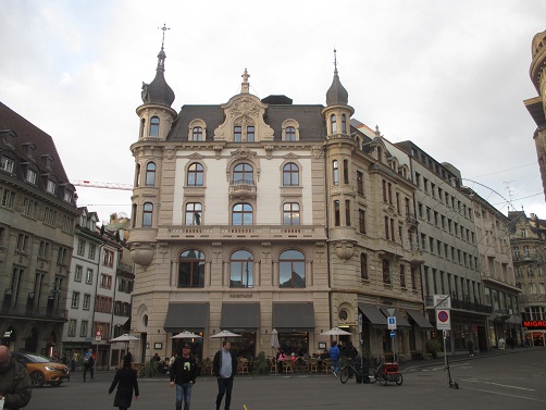 Basel Marktplatz, Haus mit Kelch
                        und Knospe