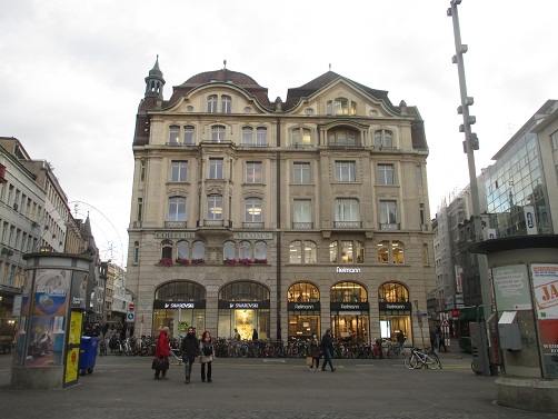 Basel Marktplatz, das Doppelhaus
                        nach Sden