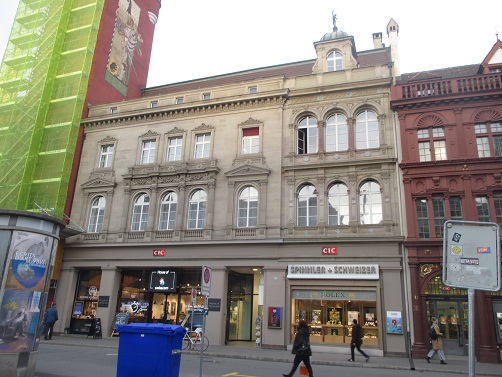 Basel Marktplatz, das Haus
                        rechts neben dem Rathaus