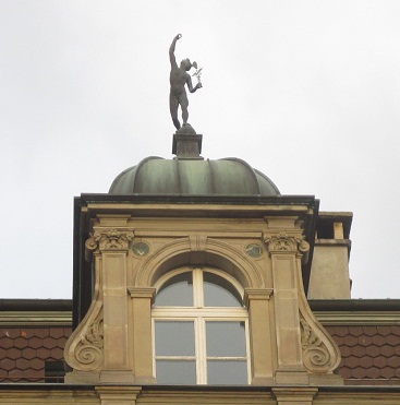 Basel Marktplatz, das Haus
                        rechts neben dem Rathaus, Mansardendach mit
                        Statue oben drauf mit Prfblick