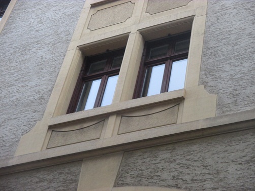 Basel, grosses Haus an der Schnabelgasse,
                        Fenstergrafik ohne Sonnenhieroglyphe