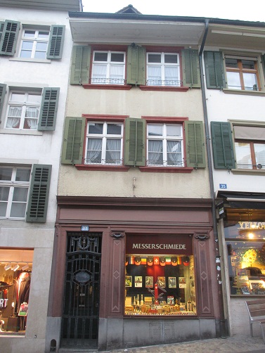 Basel Spalenberg 33, da ist ein
                        Haus mit einer Messerschmiede, Kriegshandwerk
                        der kr. Freimaurer